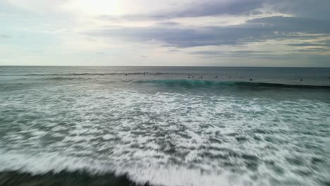 Olas-Oceánicas-Y-Surfistas-En-Bali,-Indonesia