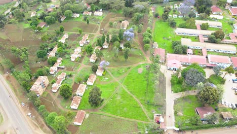 Ländliche-Siedlungen-In-Afrika,-Grüne-Landwirtschaftsbetriebe,-Kenia-Häuser,-Arme-Siedlung-Afrika,-Ländliche-Häuser-In-Kenia