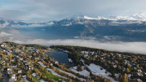 Luftaufnahme-In-Der-Schweiz-über-Der-Stadt-Crans-Montana,-Wallis