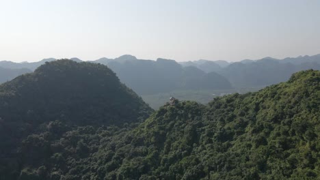 Sobrevuelo-Panorámico:-Torre-De-Observación-En-La-Montaña-En-La-Isla-Cat-Ba,-Vietnam