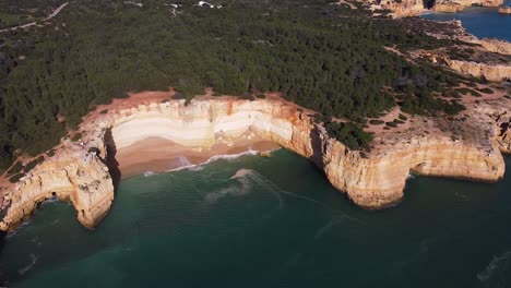 Una-Asombrosa-Vista-Panorámica-De-La-Playa-Corredoura,-En-La-Costa-Sur-Del-Algarve,-Portugal