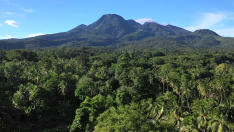 Flug-über-Tropischem-Regenwald-Auf-Der-Insel-Camiguin,-Vorwärtsantenne