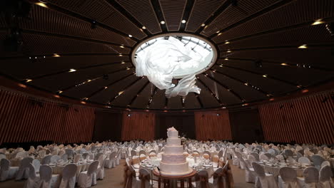 Large-luxury-wedding-reception-venue-with-wedding-cake