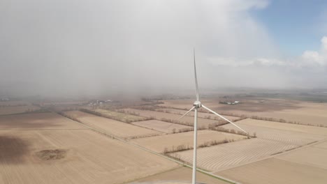 Vista-Aérea-De-Una-Sola-Turbina-Eólica-En-El-Campo-De-Los-Agricultores