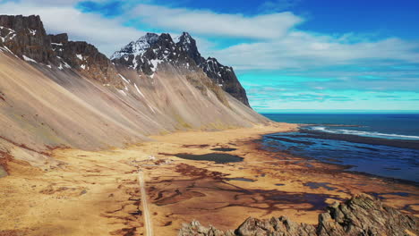 Impresionante-Vista-De-La-Montaña-Vestrahorn-En-El-Sur-De-Islandia---Reveladora-Toma-De-Drones