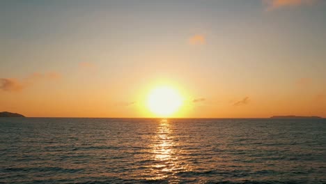 Schöne-Aussicht-über-Dem-Ozean-Sonnenaufgang-Drohne-Stetiger-Schuss,-Südamerika,-Santa-Catarina,-Brasilien