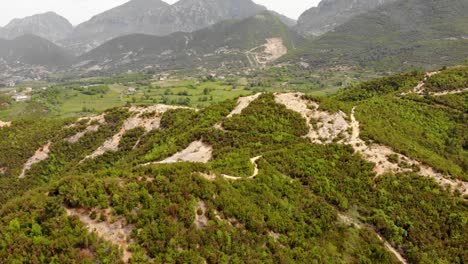 Ländliche-Landschaft-Mit-Bergen-Und-Grünen-Hügeln,-Die-Von-üppiger-Vegetation-Und-Bäumen-Bedeckt-Sind