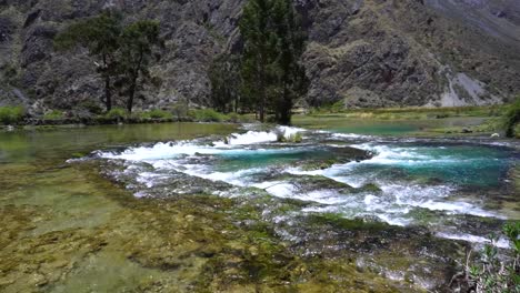 Wasser-Fließt-In-Huancaya-Peru