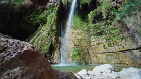 Wasserfall-Im-Toten-Meer-Südisraels