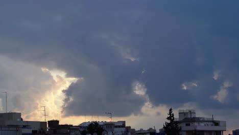 Dramatischer-Himmel,-Surfende-Wolken,-Bunt,-Dächer,-Gebäude,-Israel,-4k-Zeitraffer,-Schnelle-Bewegung