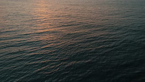 Reflexion-Des-Sonnenaufgangs-In-Der-Luftaufnahme-Des-Ozeans