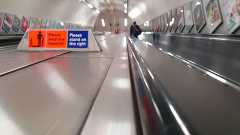 Eine-Lange-Rolltreppe-In-Der-Londoner-U-Bahn-Hinaufgehen