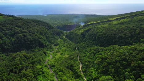 Üppig-Grünes-Tropisches-Regenwaldtal-Auf-Der-Insel-Camiguin,-Panorama-Vorwärtsantenne
