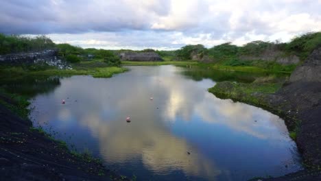 Un-Pequeño-Estanque-En-Las-Galápagos