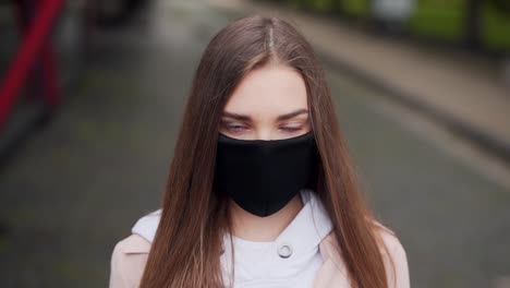 girl-in-a-mask-portrait-on-the-street-soft-light