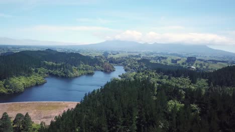 Drohnenschuss,-Lastwagen-über-Wald-Mit-Wunderschöner-Landschaft-Und-Mount-Taranaki-Als-Hintergrund,-In-New-Plymouth,-Neuseeland