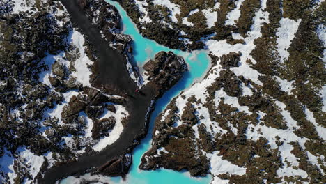 Das-Wunderschöne-Blaue-Wasser,-Das-In-Der-Nähe-Eines-Geothermischen-Gebiets-Im-Südwesten-Islands-Fließt---Antenne