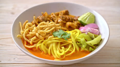 Nordthailändische-Nudel-Curry-Suppe-Mit-Geschmortem-Schweinefleisch---Thailändische-Küche