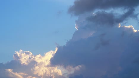 Cielo-Dramático,-Nubes-Surfeando,-Colorido,-Cielo-Azul-Oscuro,-Israel,-Lapso-De-Tiempo-De-4k,-Movimiento-Rápido