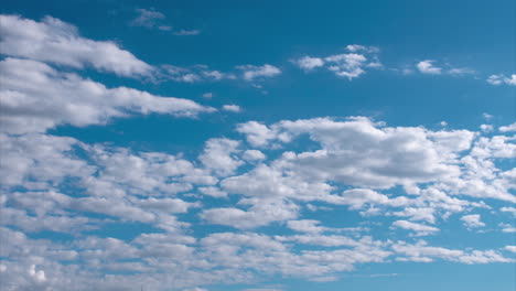 Zeitraffer:-Weiße-Stratocumulus--Und-Stratuswolkenformationen-Am-Strahlend-Blauen-Himmel