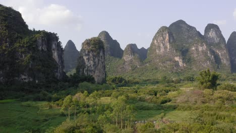 Cueva-Del-Tesoro-Paisaje-De-Montaña-Kárstica-En-Yangshuo-China,-Vista-Aérea-Sobre-árboles-En-El-Valle