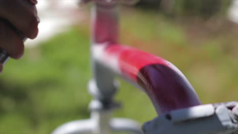 Rociar-Una-Vieja-Bicicleta-Blanca-Con-Pintura-Roja