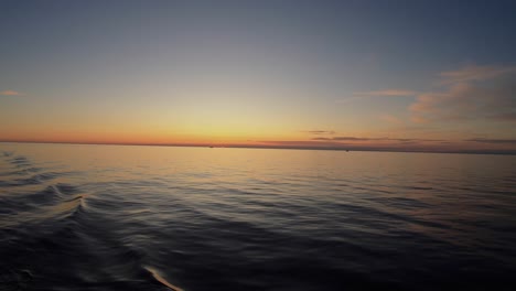Ein-Zeitraffer-Eines-Romantischen-Sonnenuntergangs-Am-Meer,-Aufgenommen-Während-Einer-Bootsfahrt