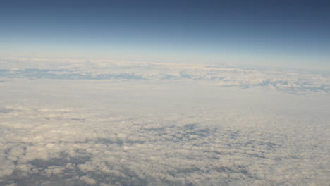 Vista-Aérea-De-Las-Nubes-Desde-La-Ventana-Del-Avión-Tomada-En-Alta-Resolución-De-4k