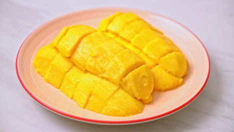 Frische-Und-Goldene-Mango-Auf-Teller-Geschnitten