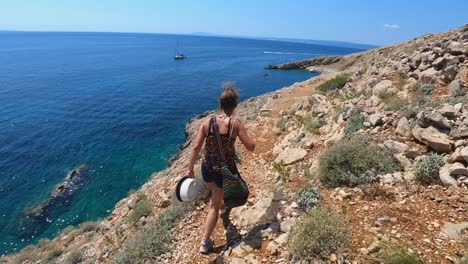 Mujer-Explora-Los-Remotos-Y-La-Playa-Paradisíaca-De-La-Isla-De-Krk,-Croacia