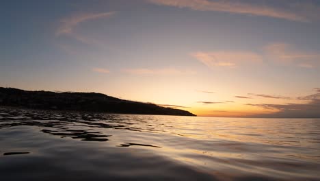 Daueraufnahme-Eines-Wunderbaren-Sonnenuntergangs-Am-Meer