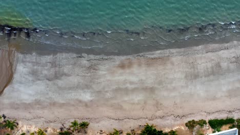 Wunderschöne-Linke-LKW-Luftaufnahme-Aus-Der-Vogelperspektive-Eines-Exotischen-Tropischen-Strandes-In-Well-Beach-In-Der-Nähe-Von-Joao-Pessoa,-Brasilien-An-Einem-Warmen-Sommertag