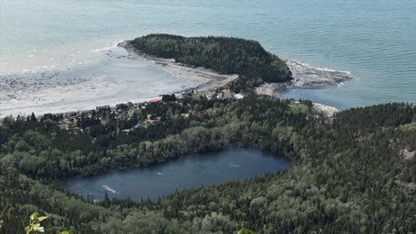 Impresionante-Paisaje-Del-Lago-Pic-Champlain-Junto-Al-Bosque-Verde,-La-Costa-Y-Las-Bahías-En-El-Parque-Nacional-Bic-En-Rimouski,-Quebec,-Canadá