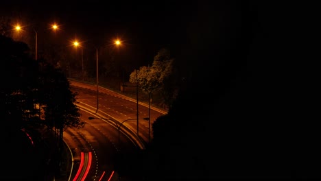 Zeitraffer-Nachtaufnahme-Des-Verkehrs-Auf-Einer-Autobahn,-Blick-Von-Der-Brücke
