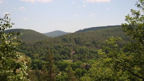 Blick-Auf-Den-Pfälzerwald-Von-Einem-Aussichtspunkt-In-Der-Nähe-Des-Teufelstisches,-Deutschland