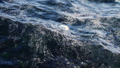 Ruhige-Ozeanoberfläche,-Die-Durch-Eine-Umweltkatastrophe-Aus-Plastikabfällen-Verschmutzt-Ist