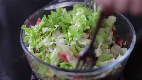 Mixing-a-salad-with-forks