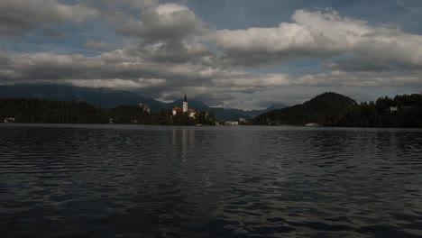 Stetige-Aufnahme-Der-Insel-Lake-Bled,-Aufgenommen-An-Einem-Teilweise-Bewölkten-Sommertag