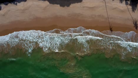 Wunderschöne-Luftaufnahme-Aus-Der-Vogelperspektive-Eines-Exotischen-Tropischen-Strandes-In-Tabatinga-In-Der-Nähe-Von-Joao-Pessoa,-Brasilien-An-Einem-Warmen-Sommertag