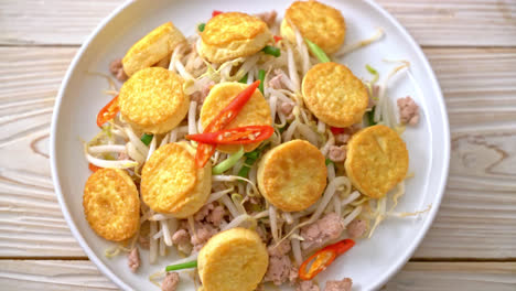 Gebratene-Sojasprossen,-Ei-Tofu-Und-Gehacktes-Schweinefleisch---Asiatische-Küche