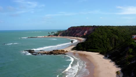 Eine-Erstaunlich-Wunderschöne-Luftdrohne-Hinterließ-An-Einem-Warmen,-Sonnigen-Sommertag-Eine-LKW-Aufnahme-Des-Tropischen-Strandes-Von-Tabatinga-Mit-Großen-Bunten-Klippen,-Grünem-Wasser-Und-Wunderschönem-Sand-In-Der-Nähe-Von-Joao-Pessoa,-Brasilien