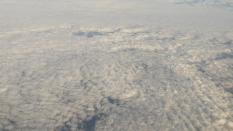 Luftaufnahme-Von-Wolken-Aus-Dem-Flugzeugfenster-In-4k-Hoher-Auflösung
