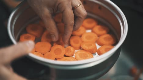 Preparación-De-Zanahorias-Para-Cocinar-Al-Vapor