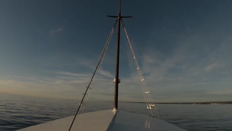 Eine-Malerische-Aufnahme-Von-Der-Vorderseite-Eines-Segelboots-Während-Einer-Seekreuzfahrt-An-Einem-Sommertag