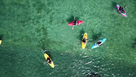 Toma-De-Drones,-ángulo-Superior-De-Un-Grupo-De-Kayaks-En-El-Agua,-Actividades-Acuáticas,-En-Auckland-New-Zeal