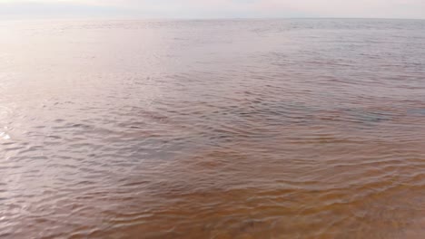 Verschmutztes-Schlammiges-Wasser-Der-Baltischen-Küste-Von-Carnikava