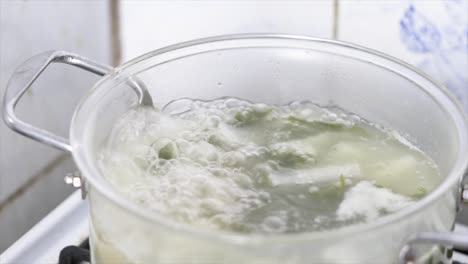 Close-up-boiling-soup-in-a-glass-pot
