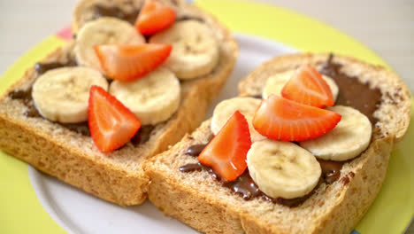 Vollkornbrot-Geröstet-Mit-Frischer-Banane,-Erdbeere-Und-Schokolade-Zum-Frühstück
