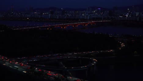 Lapso-De-Tiempo-Nocturno-Puente-Yongbigyo-Y-Tráfico-De-Automóviles-En-El-Puente-Seongsu-En-Seúl,-Corea-Del-Sur