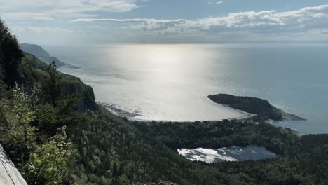 Impresionantes-Paisajes-En-El-Parque-Nacional-Bic-Con-Un-Hermoso-Océano-Y-Un-Lago-Pic-Champlain-Rodeado-Por-El-Bosque-Verde-Durante-El-Verano-En-Rimouski,-Quebec,-Canadá